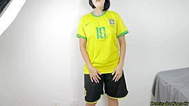 Gej dno u ženskoj odeći glasno stenje na velikom crnom kurcu