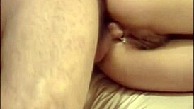 Beauté se fait ramoner le cul serré à fond !