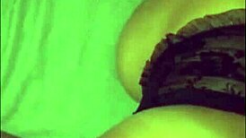 Bogasta čokoladna lepotica dobi prstke in jebanje do orgazma!