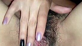 自宅で蒸し暑いソロセッションでオナニーする女