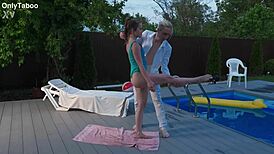 Hai provato ginnastica sessuale outdoor con sorellastra flessuosa e succosa?