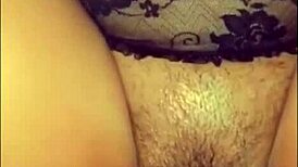 Bogasta čokoladna lepotica dobi prstke in jebanje do orgazma!