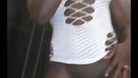 duas negras gostosas dançam e mostram bucetinha greluda no ano novo