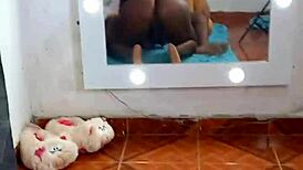 Sie bekommt zwei grosse schw�nze zu sp�ren - outdoor.