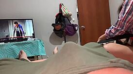 Me Masturbo Viendo el Culo de Mi Primastra sin que Sepa