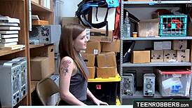 티니 강도 Rosalyn Sphinx가 감옥 피하려 거대한 자지 타 - TeenRobbers.com