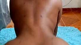 Sie bekommt zwei grosse schw�nze zu sp�ren - outdoor.