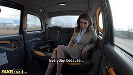 Fake Taxi Evropská Milf Julia North hledá tajnou venkovní aféru na veřejnosti