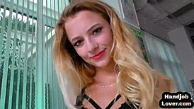 Amatør tenåring 18+ runker hard kuk etter striptease