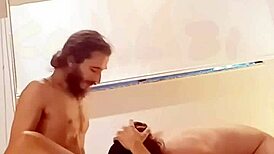 Magrinho Passivo e Dotado Deu o Cuzinho Pra Mim Enquanto Comia a Bucetinha da Minha Mulher no Ménage