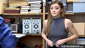 Pencuri gadis comel Rosalyn Sphinx naik batang besar elak penjara