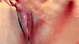 Petite pige giver siririca til gammel mand for penge 😏