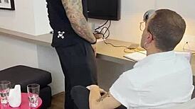 Tatuado hetero fode o médico nos bastidores, damn! 😜