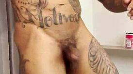 Tatuado hetero fode o médico nos bastidores, damn! 😜