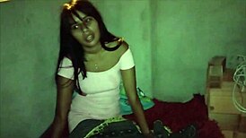 Le doy hospedaje a un extraño y me agradece con una mamada ardiente