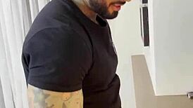 Tatuado hetero fode o médico nos bastidores, damn! 😜