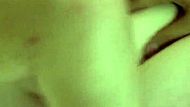 زوجة ساخنة تصرخ بينما زوجها في العمل