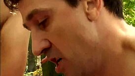 La ceca Lucy Lee piegata in un selvaggio gangbang all'aperto