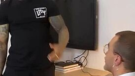 Tatuado hetero fode o médico nos bastidores, damn! 😜