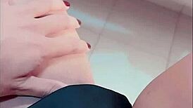 Petite girl gives siririca to old man for money 😏