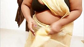 Sexy Indian Aunty Stuns in Traditional Saree