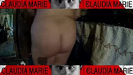 Prima curvilínea safada leva lambida na boceta espanhola na casa da vila. Família por perto, mas ela tá louca de tesão.