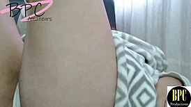 me hace paja rusa mientras veia serie y se masturbaba hasta que la descubri