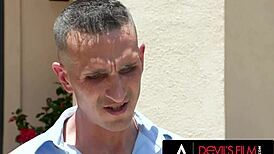 흥분한 Mackenzie Mace가 엉덩이 드러내고 거친 섹스 위해, 의붓아빠가 야생 카우걸 라이드 지켜봐