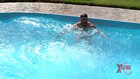 Pelirroja peruana ninfómana disfruta de 3 vergas en la piscina ella quiere más