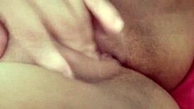 Spróbuj mojego pysznego miodu? Mokre ciuchy podarte i walenie cipki na łóżku