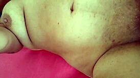 Spróbuj mojego pysznego miodu? Mokre ciuchy podarte i walenie cipki na łóżku