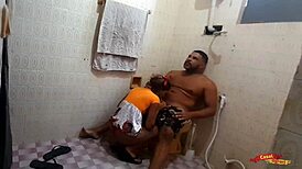 화장실에서 야한 18+ 새엄마 딸 자위하다 걸려서 꽉 조인 엉덩이 따먹었어