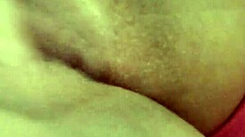 Spróbuj mojego pysznego miodu? Mokre ciuchy podarte i walenie cipki na łóżku