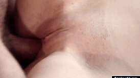 Młoda laska uwodzi ogrodnika lodzaniem przed pieprzeniem