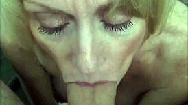 Неаккуратная MILF делает любительский минет в дикой свингерской сцене