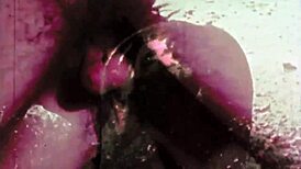 Винтажное табу действие с волосатой пиздой, которую трахают догги на улице