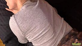 Руска блондинка в чорапи и мини пола получава ликане на косматата путка за кремпай след часове