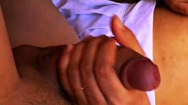 la estudiante ambiciosa y su tutor se acercaron mas de lo que deberian en el apartamento mientras estudiaban juntos