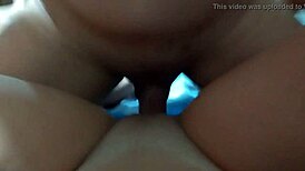 Corno limpando esperma na buceta da esposa milf, com creampie e cuckold 😏.