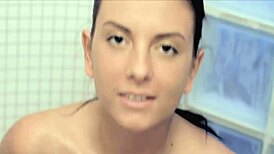 Søt jente fingerer våt fitte intenst