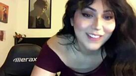 Hot chubby tranny beats her meat horny