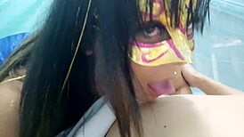 que tal si le doy una mamada profunda a tu polla, hijastra se pone caliente cuando el padrastro llega a casa despues del trabajo