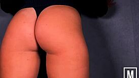 juicy booty play with huge dildo solo