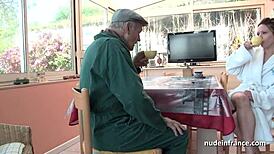 Френската брюнетка с хубави цици я чукат здраво от пепи. Войор хваща всеки горещ момент.