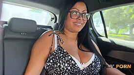 Чувак, этот кастинг в машине с пышной милф Лола Смит - огонь!