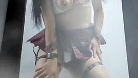 Lengie danser sexet foran spejlet før de knepper hendes røv, vent på del 2