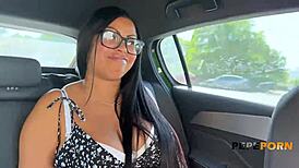 Чувак, этот кастинг в машине с пышной милф Лола Смит - огонь!