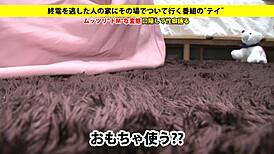 Asiatisk amatör suger kuk med leksaker, slutar i ansiktsprut