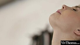 Seksi esmer yeni arkadaşına ilk kez am yalamayı öğretiyor