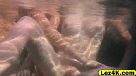 أشاهد سحاقيات جميلات يتحرشن ويقبلن في المسبح، يمارسن الحب تحت الماء